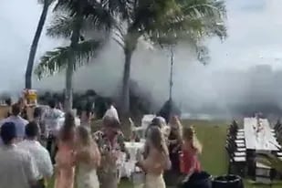 El impactante video en el que olas gigantescas irrumpen en un casamiento en Hawaii