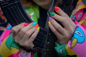Una joven maneja un arma durante un entrenamiento básico de combate para civiles, organizado por la Unidad de Fuerzas Especiales Azov, de la Guardia Nacional de Ucrania, en Mariupol, región de Donetsk, este de Ucrania