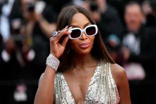 Con gafas oscuras y un diseño en color plata, Naomi Campbell brilló en Cannes