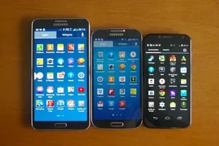 Un Samsung Galaxy Note 3 junto a un Galaxy S4 y un Motorola Moto X