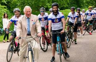 En bicicleta con miembros del British Asian Trust en junio de 2021