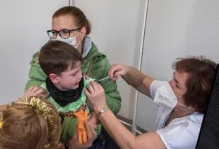 Un niño recibe la vacuna contra el coronavirus COVID-19 Biontech / Pfizer para niños de 5 a 11 años en el Hospital General Universitario de Praga, República Checa, el 21 de diciembre de 2021