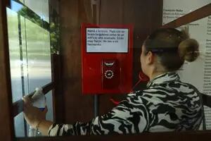 Una experiencia interactiva en una cabina de teléfono y otras curiosidades de FIBA fuera de los teatros