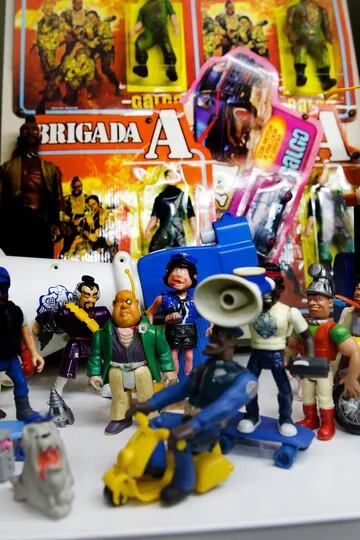 Muñecos de Locademia de Policía y al fondo una colección de Brigada A