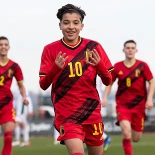 Rayane Bounida celebra un gol con el "10" de Bélgica (Foto: Instagram @rayane.bounida10)