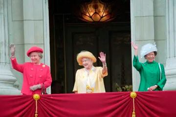 La reina madre, flanqueada por sus dos hijas, la reina Isabel II, a la izquierda y la princesa Margarita, saludan en el balcón del Palacio de Buckingham en Londres el lunes 8 de mayo de 1995, en las celebraciones conmemorativas del Día VE y el fin de la Segunda Guerra Mundial en Europa