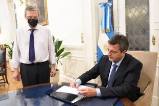 El titular de Diputados, Sergio Massa, firma el cambio en Ganancias incluido en la ley de Bienes Personales.