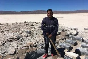 Franco Lamas es un minero de sal tradicional en Salinas Grandes, la comunidad que rechazó a las empresas