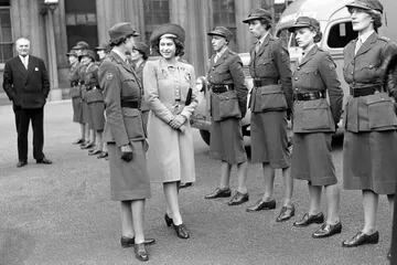 La princesa Isabel habla con una oficial de ambulancia en un desfile en el Palacio de Buckingham en Londres, el 24 de octubre de 1945