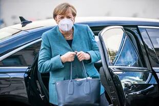 La canciller Angela Merkel indicó que "enfermeras, doctores y personas que pertenezcan a grupos de riesgo" serán prioritarios