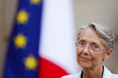 Macron designa a una mujer de izquierda como primera ministra 