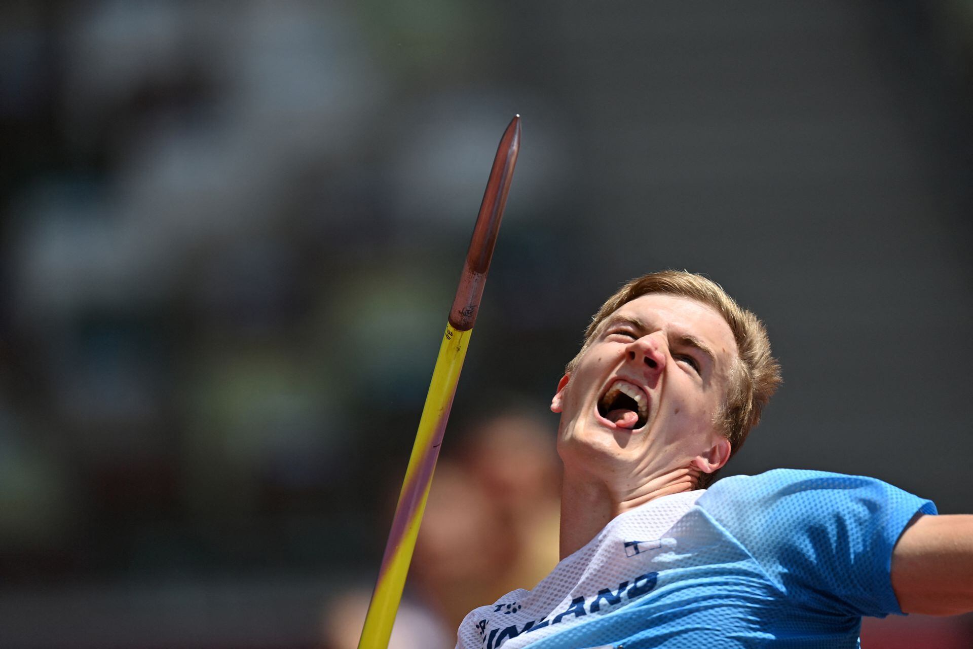 El finlandés Oliver Helander, lanza su jabalina, en la ronda clasificatoria, en el Estadio Olímpico 