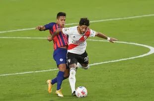 Angel Romero presiona sobre Milton Casco, una escena del partido entre River y San Lorenzo, por la Copa de la Liga