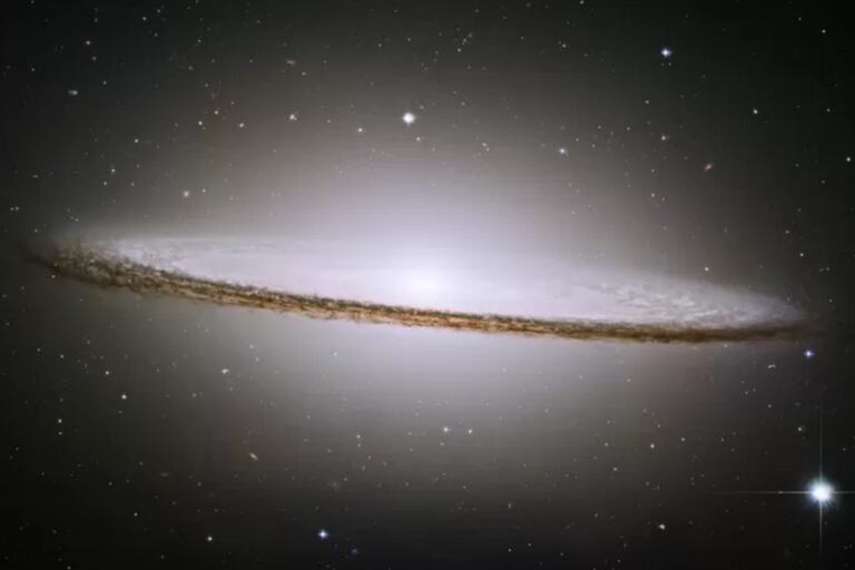 Esta es la galaxia Sombrero, fotografiada por el Hubble en 2003. Está ubicada a 28 millones de años luz de la Tierra. Fue bautizada Sombrero, en español, porque parece el ala de un sombrero mexicano