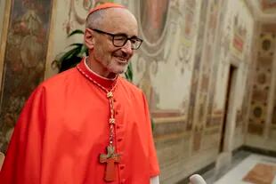 ARCHIVO - Cardinal Michael Czerny poses for photographers after his elevation to cardinal by Pope Francis, Vatican City, October 5, 2019. (AP Photo/Andrew Medichini, File)