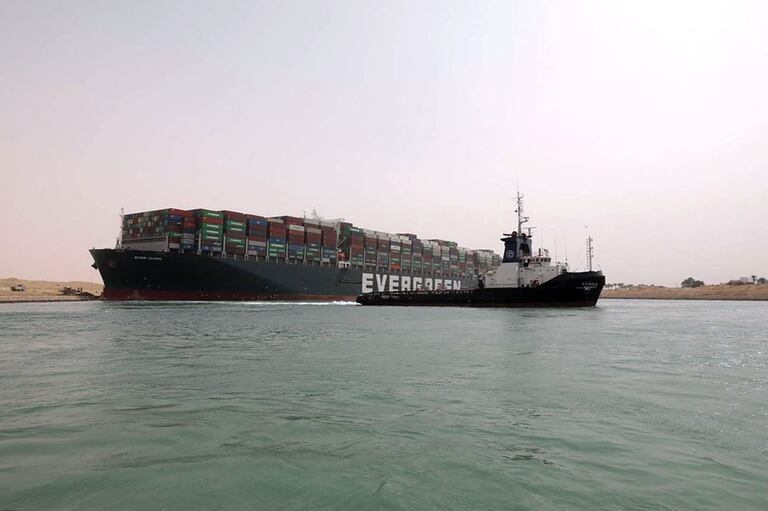 Barco encallado en el Canal de Suez