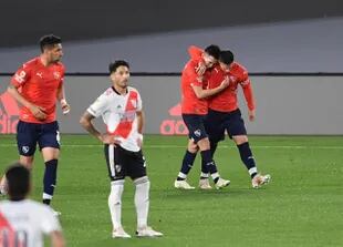 Fabricio Bustos, lateral derecho de Independiente, festeja su gol ante River