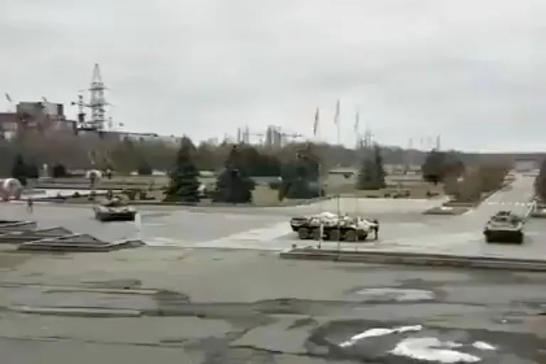 Tanques rusos en la zona de la planta nuclear de Chernobyl, que fue tomada este jueves por las fuerzas del Kremlin
