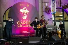 Nahuel Pennisi cantó en la Estación Retiro para promocionar los premios Gardel