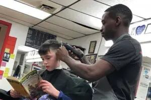 Una peluquería les paga a los chicos para que lean durante su corte de pelo