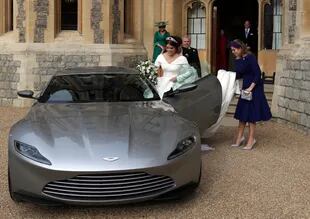 Una sorpresa de cine para la novia: el Aston Martin de la última película de James Bond los esperaba para llevarlos a la segunda fiesta.