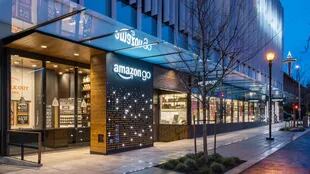 La tienda Amazon Go en Seattle funcionó a prueba para empleados; tiene alrededor de 170 metros cuadrados; mediante sensores y tecnología de aprendizaje profundo, sigue la trayectoria de sus consumidores y detecta cuando un producto es retirado de la góndola; el cobro es automático al salir