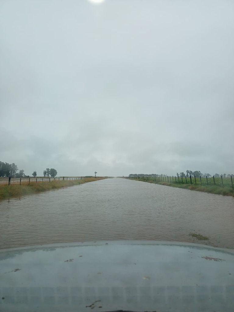 Camino rural anegado en Cañada Seca