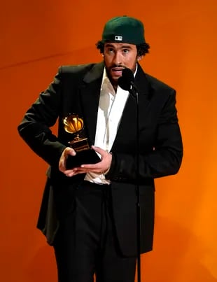 Bad Bunny recibe el premio a mejor álbum de música urbana por "Un verano sin ti" en la 65a entrega anual de los Grammy