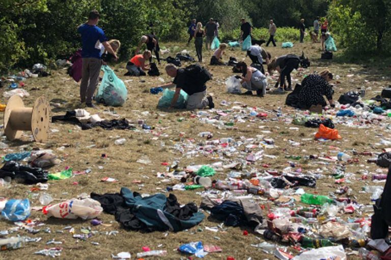 Así quedó el lugar después de un fiesta ilegal en Inglaterra: los voluntarios recogen la basura desde hace horas