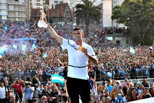 El arquero Dibu Martínez llega al festejo en su honor, en Mar del Plata