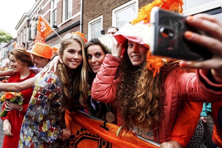 La princesa holandesa Amalia posa para una selfie en Amersfoort, el 27 de abril de 2019 en el Día de los Reyes