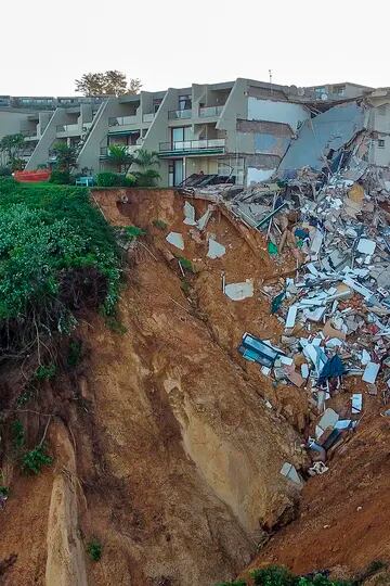 Gran parte de una zona residencial en la playa de Umdloti al norte de Durban fue arrasada tras un deslizamiento de tierra