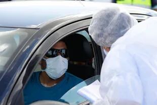 Un automovilista registró más de 39°C de temperatura, fue apartado del camino y luego escoltado para realizarle más controles por la pandemia de coronavirus. Las tareas las llevan a cabo personal de Cruz Roja del Ejercito Argentino, enfermeros, Policía Federal, Migraciones y seguridad vial, en el pe