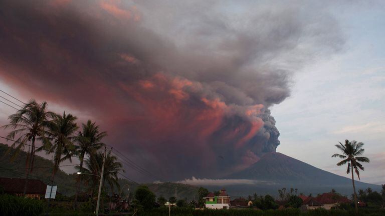 La zona de exclusión alrededor del volcán, situado a 75 km de la estación turística de Kuta, fue ampliada a 10 kilómetros a la redonda 