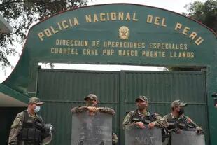 La policía peruana custodia la Dirección de Operaciones Especiales, donde se encuentra detenido el expresidente Pedro Castillo. (AP Photo/Guadalupe Pardo)