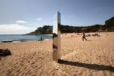 Apareció un nuevo monolito en una playa española y crece el misterio