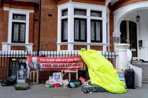 Pelo largo y barba tupida: así fue la detención a Assange en la embajada