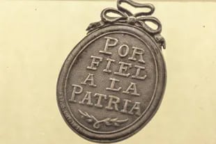 Réplica de la medalla entregada al esclavo Ventura por haber denunciado la conspiración de Martín de Álzaga; la pieza tiene la inscripción "Por fiel a la patria" y la medalla original se encuentra en el Museo de los Corrales Viejos de Parque Patricios