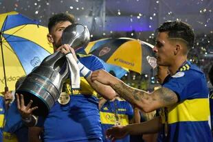 Rossi besa la Copa Argentina; su actuación en el torneo fue fundamental para concretar esta foto