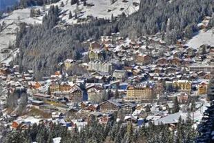 Wengen se encuentra a los pies de los Alpes de Berna, en Suiza, y es un lugar ideal para ir a esquiar o para recorrer los senderos que se pierden en sus bosques y prados floridos