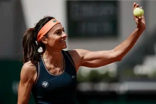 Gaby Sabatini prepares to serve in the doubles match of the legends at Roland Garros: in pairs with Gisela Dulko against Lindsay Davenport and Mary Joe Fernández.