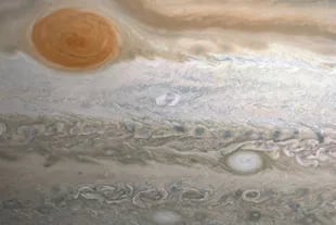 Científicos de diferentes nacionalidades pudieron establecer la profundidad aproximada que tiene la mancha roja que se encuentra sobre el planeta Júpiter