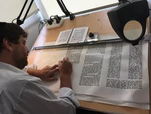 Sebastián Grimberg calcula que, en dos décadas, escribió más de seis millones de caracteres en hebreo asirio