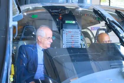 El ministro de Defensa argentino, Jorge Taiana, en un helicóptero militar de la empresa Hindustan Aeronautics Limited (HAL); Taiana está al frente de las negociaciones para equipar a las fuerzas