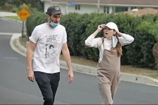 Emma Stone y su esposo, Dave McCary, sorprendidos por fotógrafos durante su embarazo