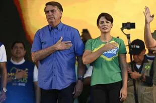 El presidente de Brasil Jair Bolsonaro junto a Michelle Bolsonaro, su esposa