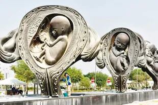 "El viaje milagroso", es una serie de 14 esculturas gigantes que muestran el desarrollo de un feto desde la fecundación fueron colocadas a la entrada de Sidra, un hospital materno-infantil inaugurado en 2018 en Qatar