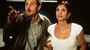 Courteney Cox y David Arquette en la primera Scream, película donde comenzó su historia de amor.