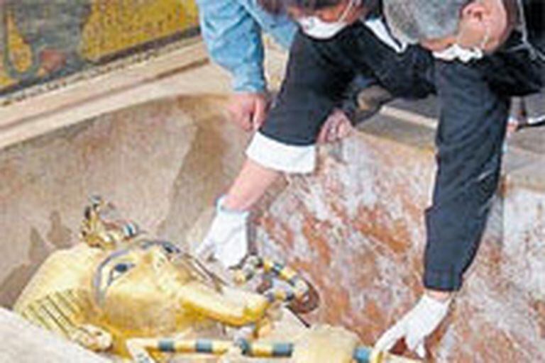 Tutankamón fue afectado por la malaria y sufrió una fuerte fractura en su pierna poco antes de morir, pero no se sabe si esas situaciones desencadenaron su deceso