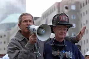 Murió el bombero del 11-S que posó con George Bush en fotos icónicas tras el atentado terrorista